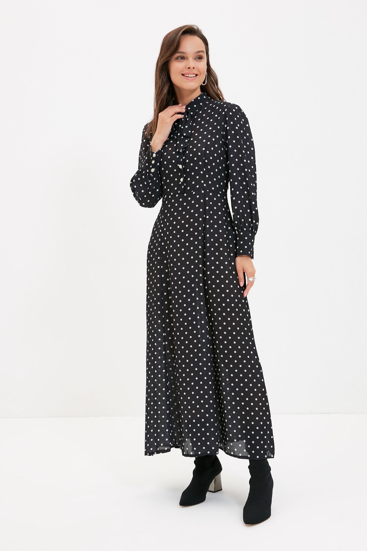 Trendyol Modest Siyah Fular Yaka İnci Düğmeli Elbise  TCTAW22EB0108