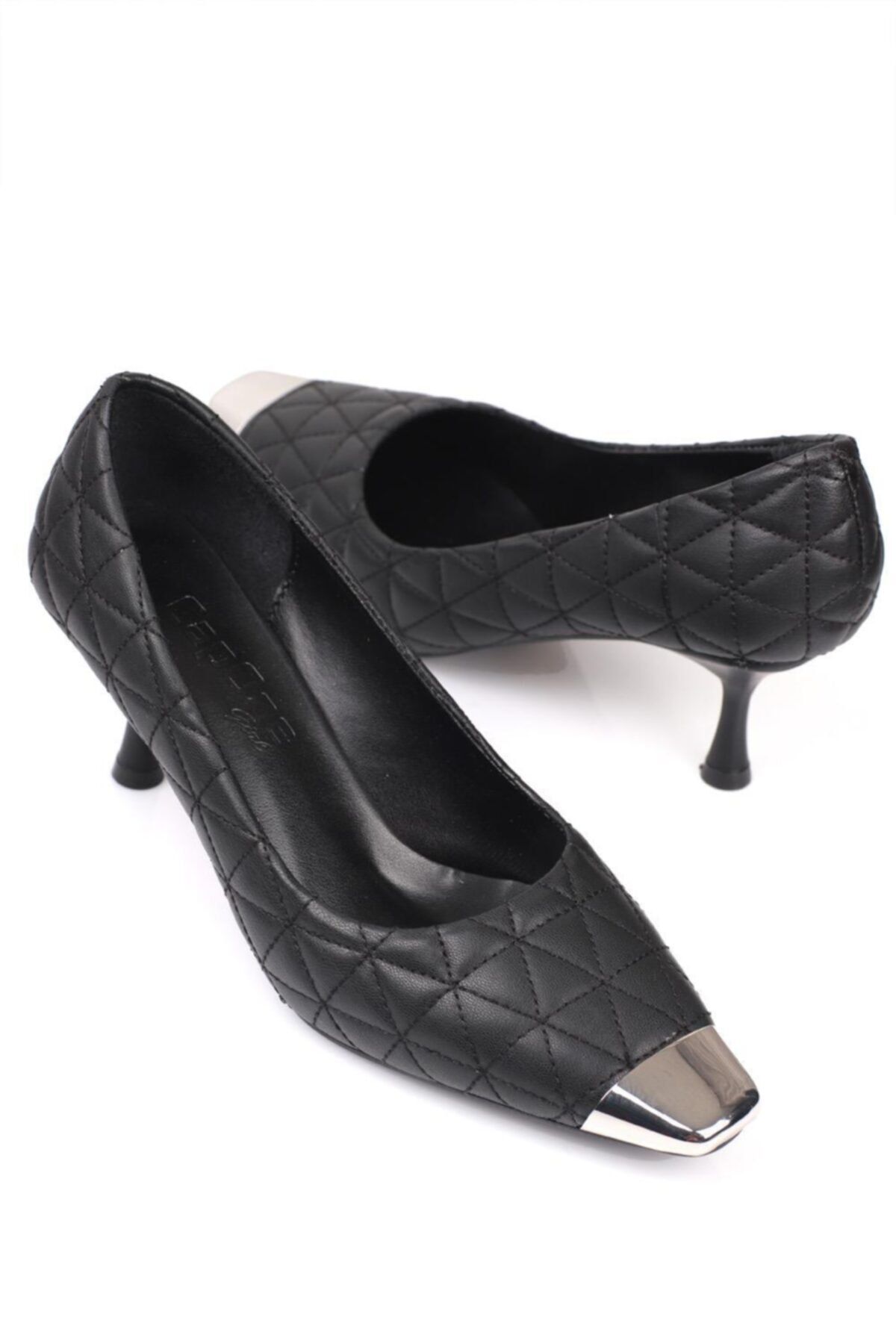 Capone Outfitters Metal Burunlu Orta Topuklu Kapitoneli Stiletto