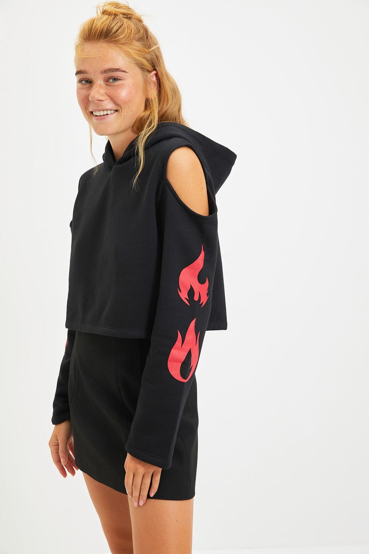 TRENDYOLMİLLA Siyah Baskılı Cut Out Detaylı Kalın Crop Kapüşonlu Örme İnce Sweatshirt TWOAW22SW1613