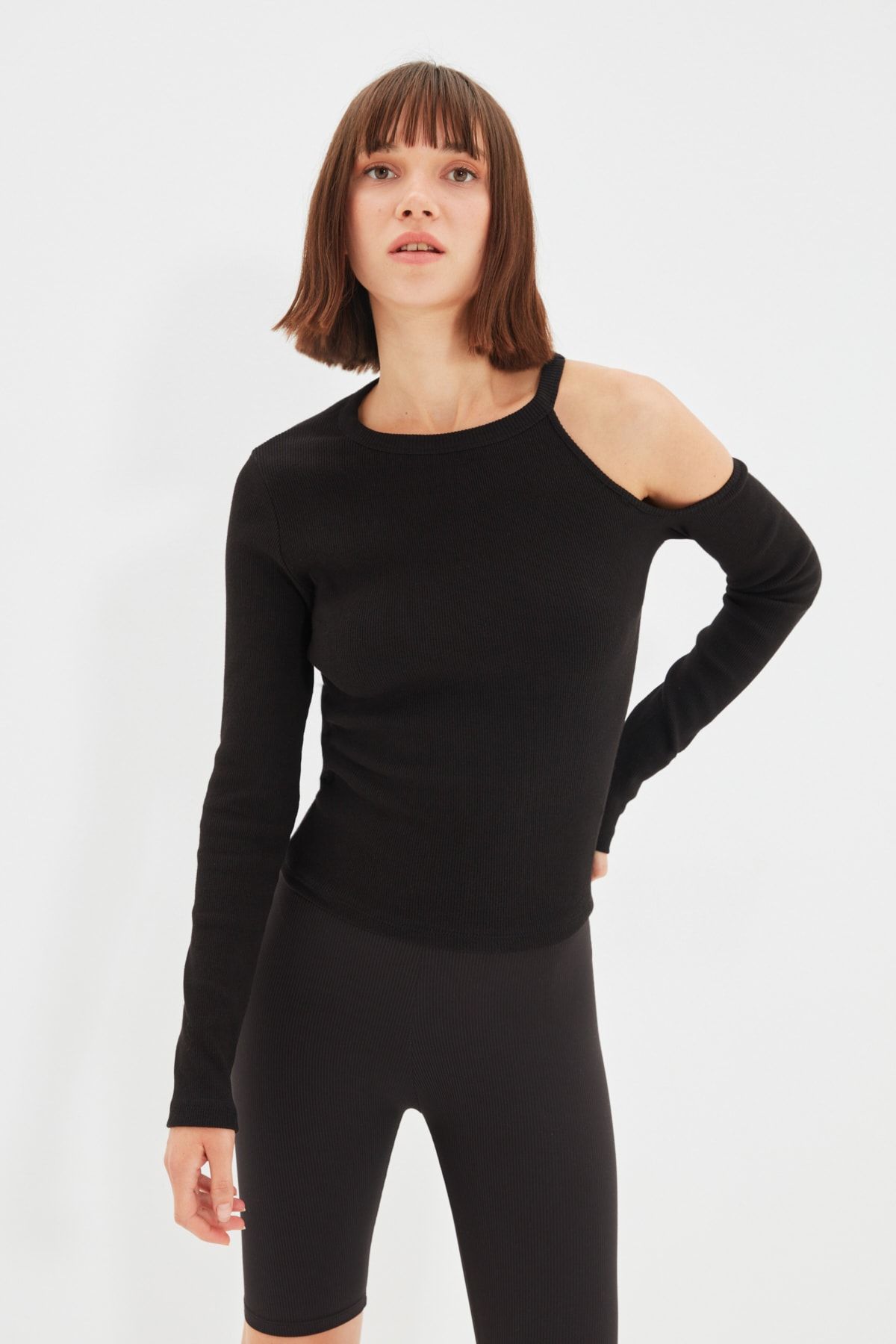 TRENDYOLMİLLA Siyah Cut Out Detaylı Spor Bluz TWOAW22BZ0500
