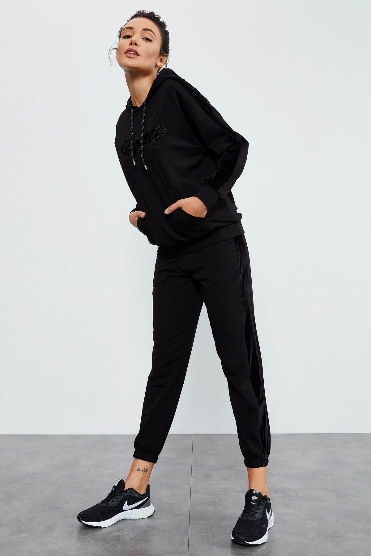 Tommy Life Tommylife Siyah Kadın Kadife Şerit Detaylı Kapüşonlu Rahat Form Lastik Paça Eşofman Takım - 95307
