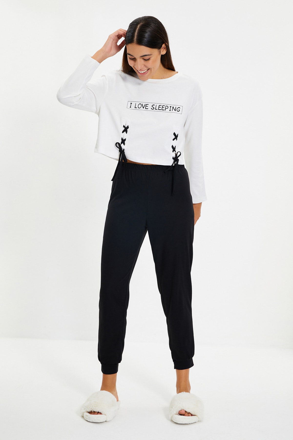 TRENDYOLMİLLA Siyah-Beyaz Baskılı Örme Pijama Takımı THMAW22PT0540