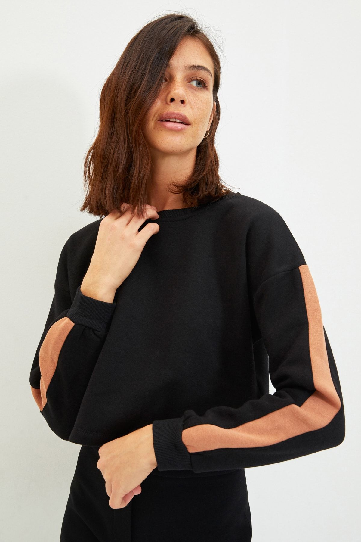 TRENDYOLMİLLA Siyah Şerit Detaylı Şardonlu Crop Kalın Örme Sweatshirt TWOAW22SW1120