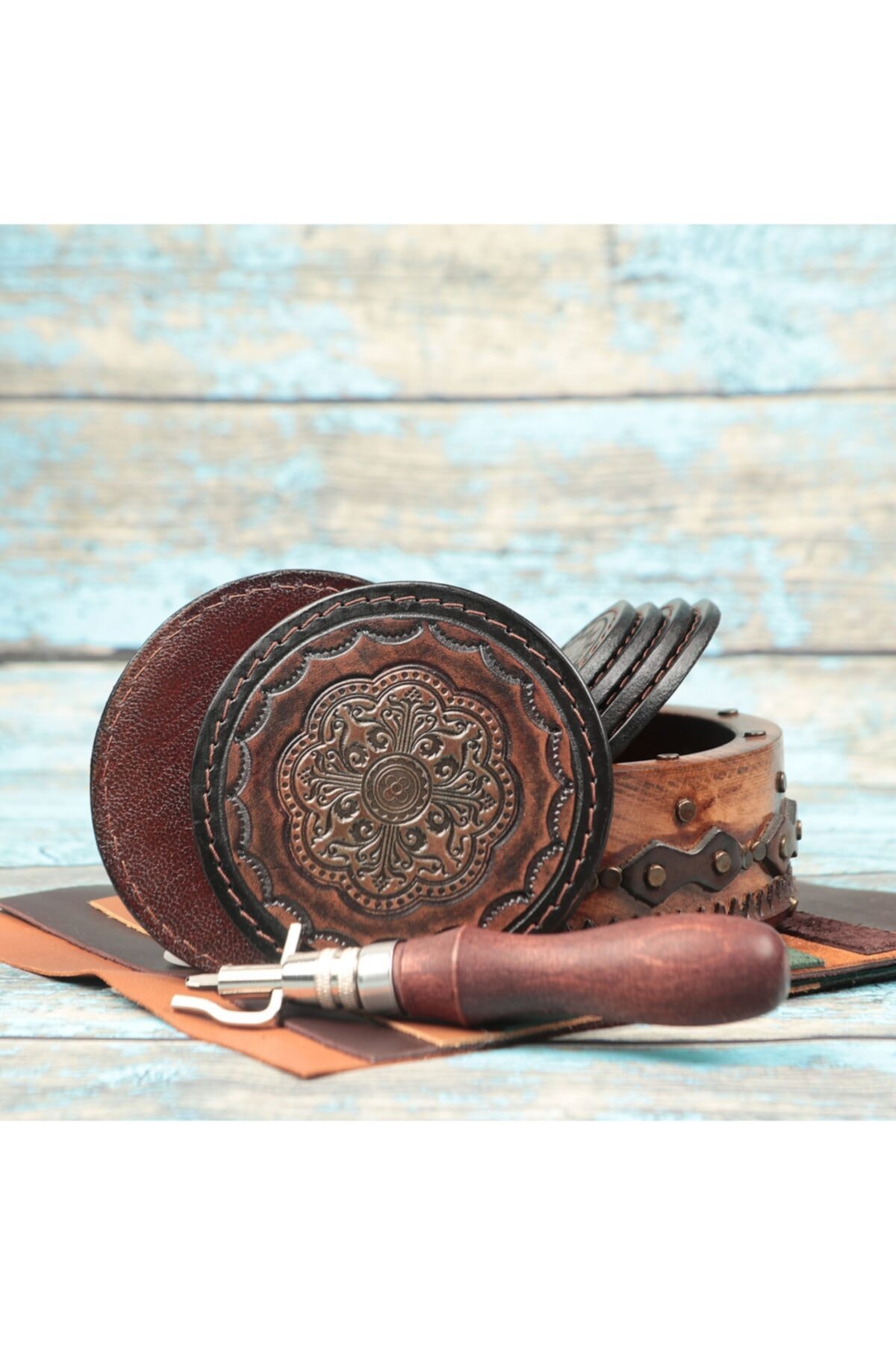 Deniz Yıldızı Art Pirinç Ve Deri Işlemeli Ahşap Muhafazalı Hakiki Deri Bardak Altlığı