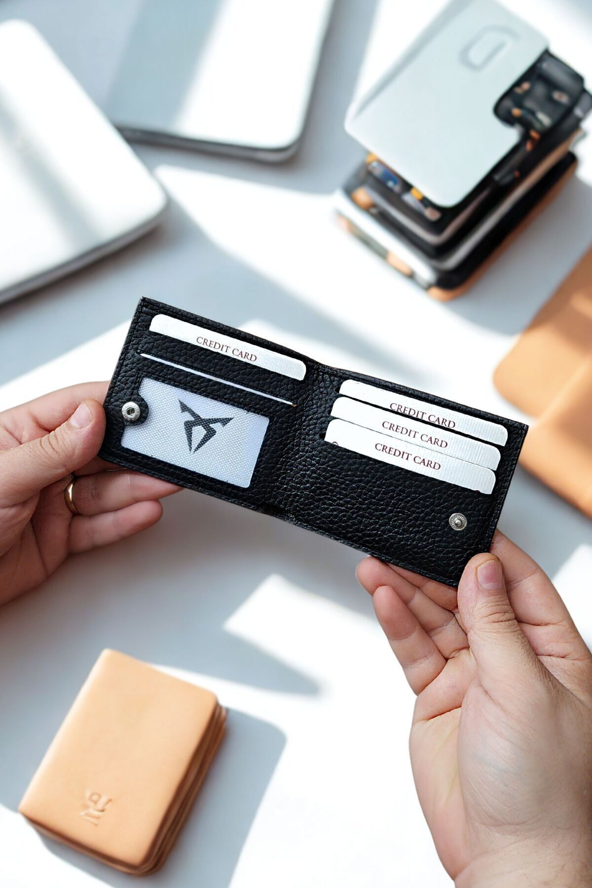 نام چاپ شده کیف پول چرم وگان سوپر اسلیم مدل 5 کارت ظرفیت بسته بندی مخفی مشکی