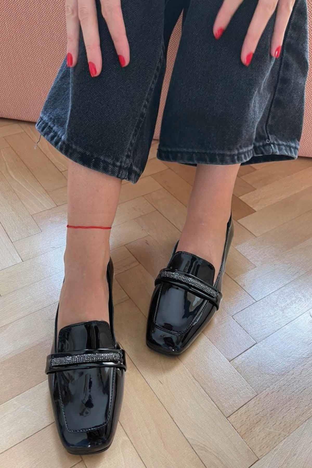 Bambi Siyah Rugan Kadın Loafer Ayakkabı K01641165808