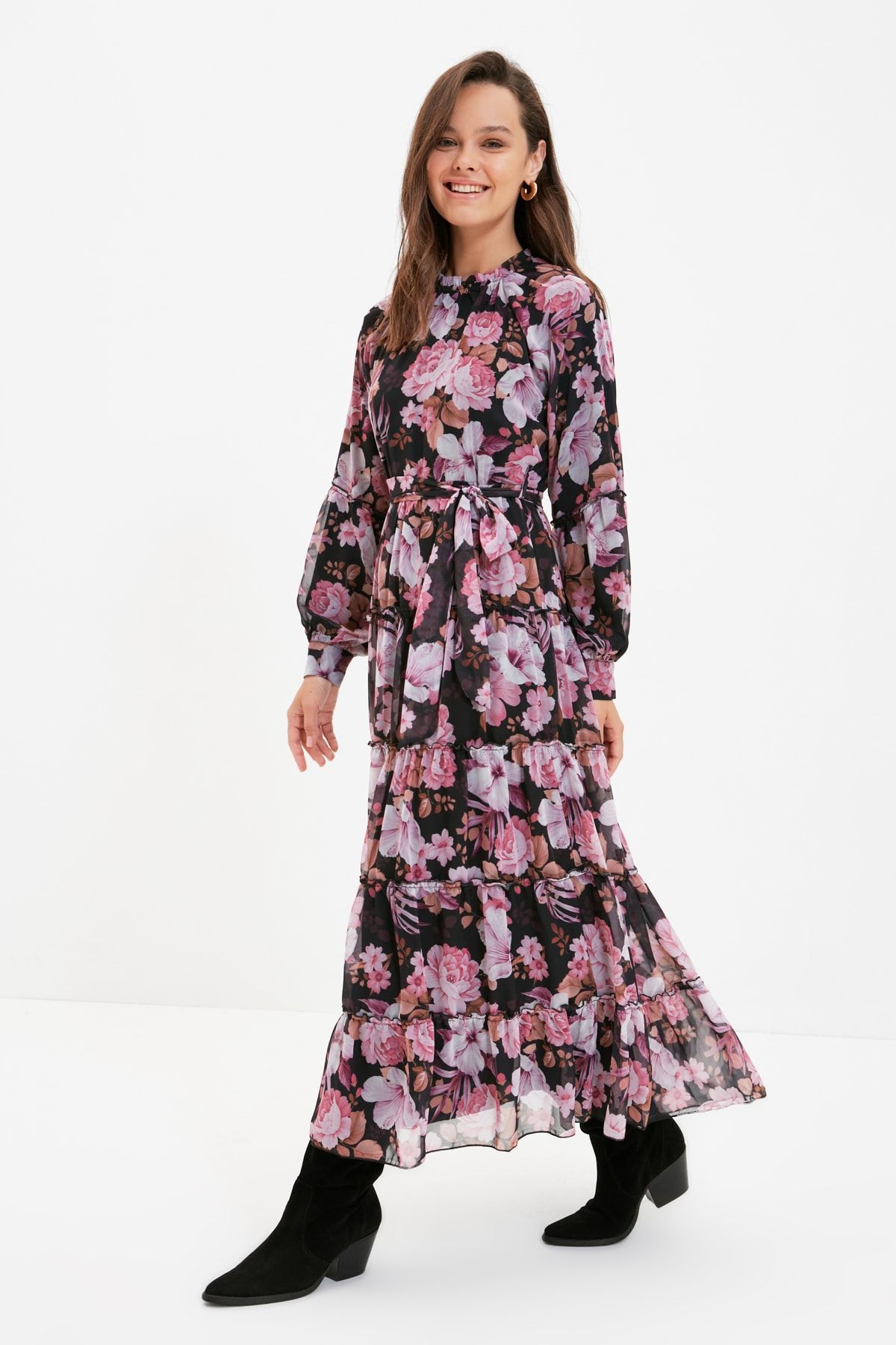 Trendyol Modest Siyah Pembe Çiçekli Bisiklet Yaka Astarlı Kuşaklı Elbise TCTAW22EB0068