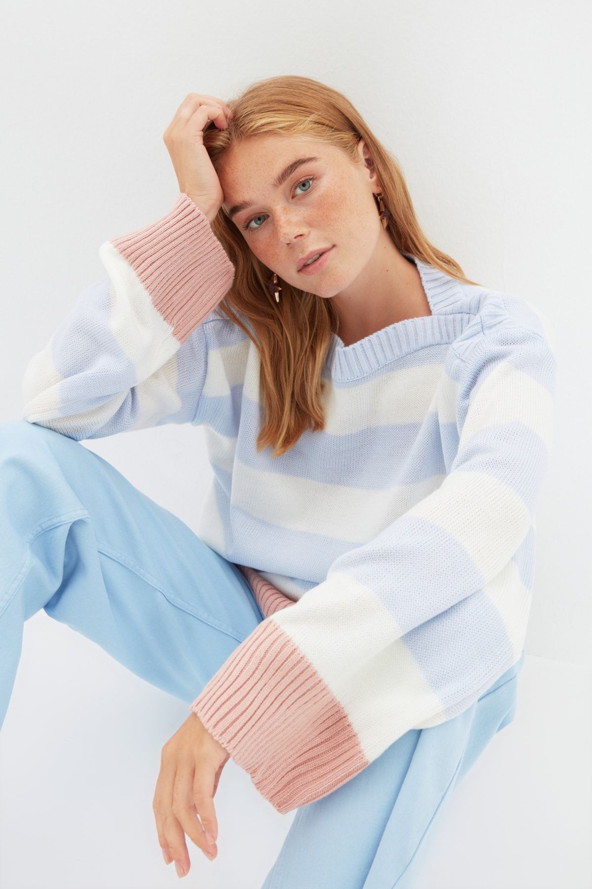 TRENDYOLMİLLA Açık Mavi Oversize Çizgili Triko Kazak TWOAW22KZ1706
