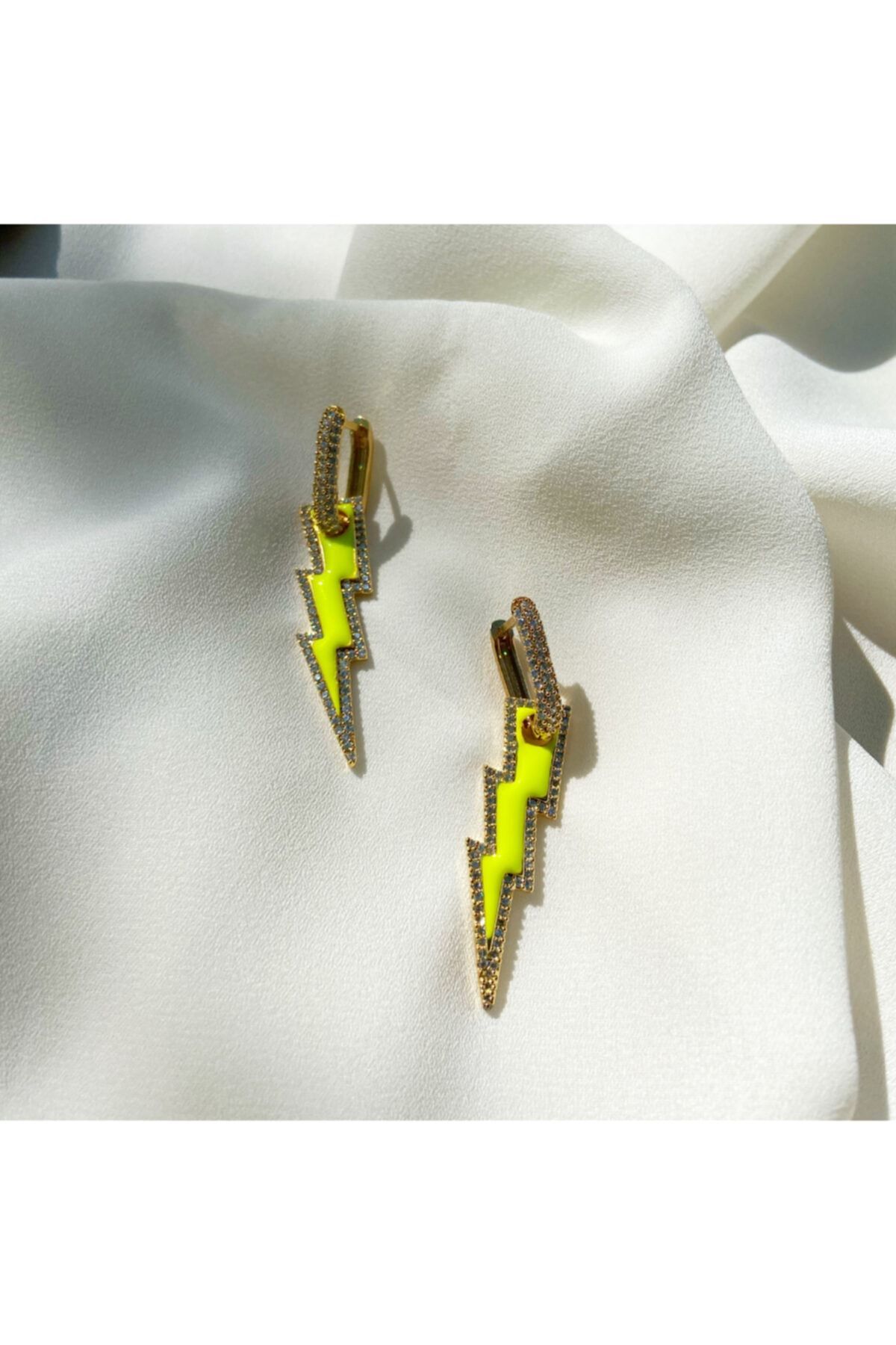 Kenz Jewelry Zirkon Taşlı Altın Kaplama Şimşek Detaylı Küpe