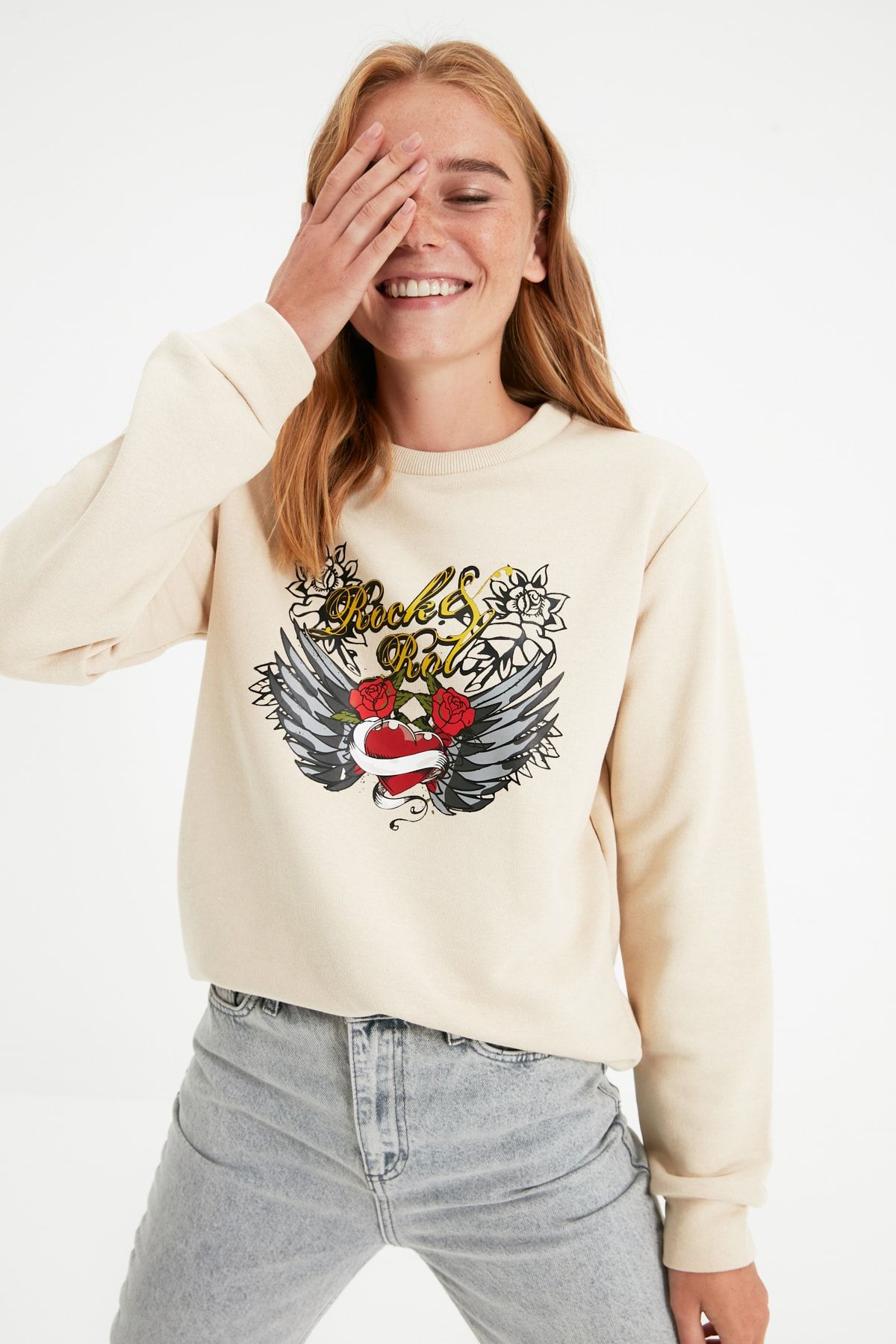 TRENDYOLMİLLA Bej Baskılı İnce Basic Örme İnce Sweatshirt TWOAW22SW1082