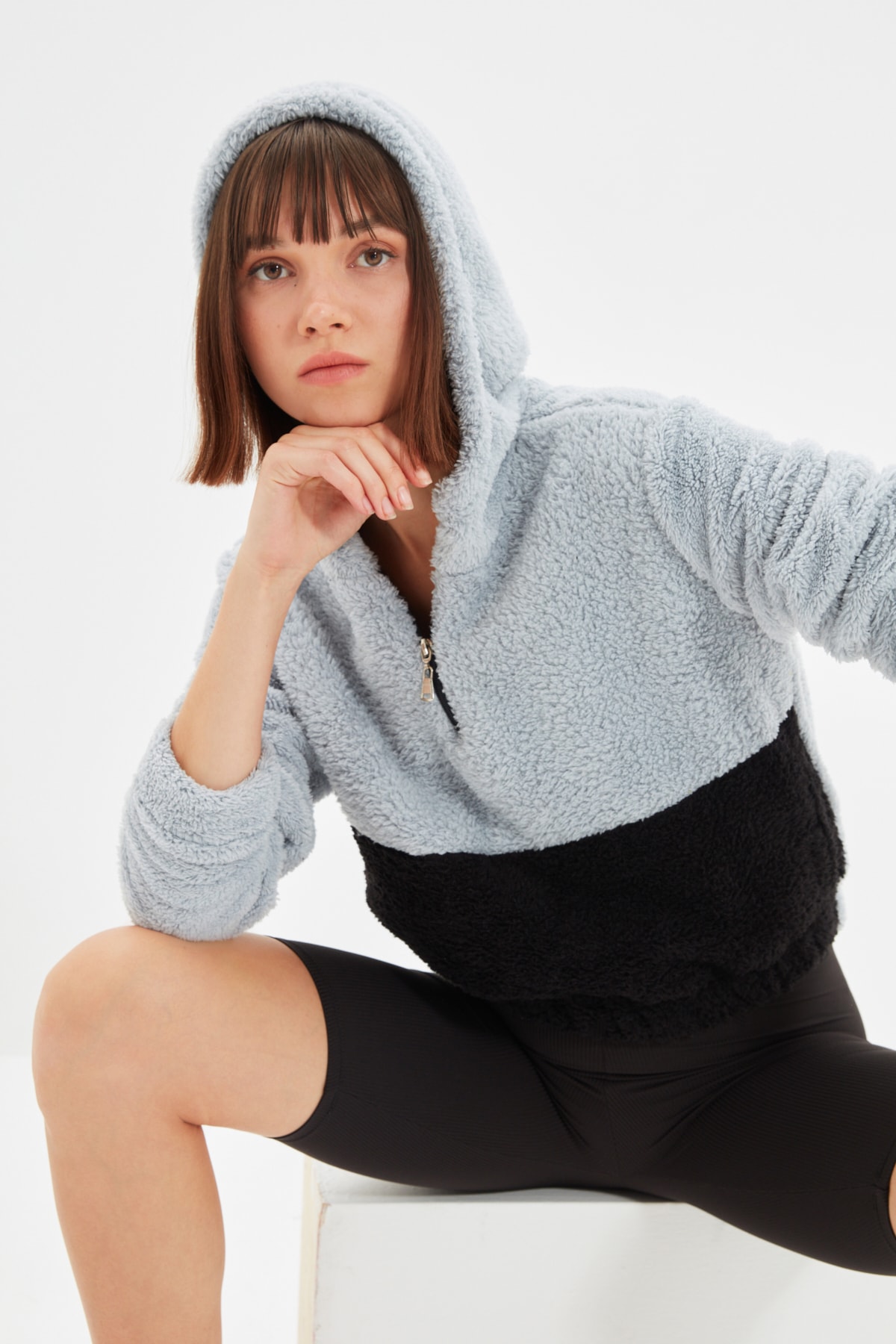 TRENDYOLMİLLA Siyah Basic Peluş Renk Bloklu Spor Sweatshirt TWOAW22SW1241