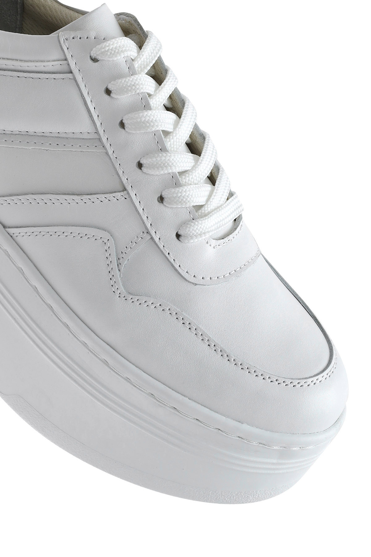 زن با کفش چرمی مبتنی بر توری سفید 25SFD370718