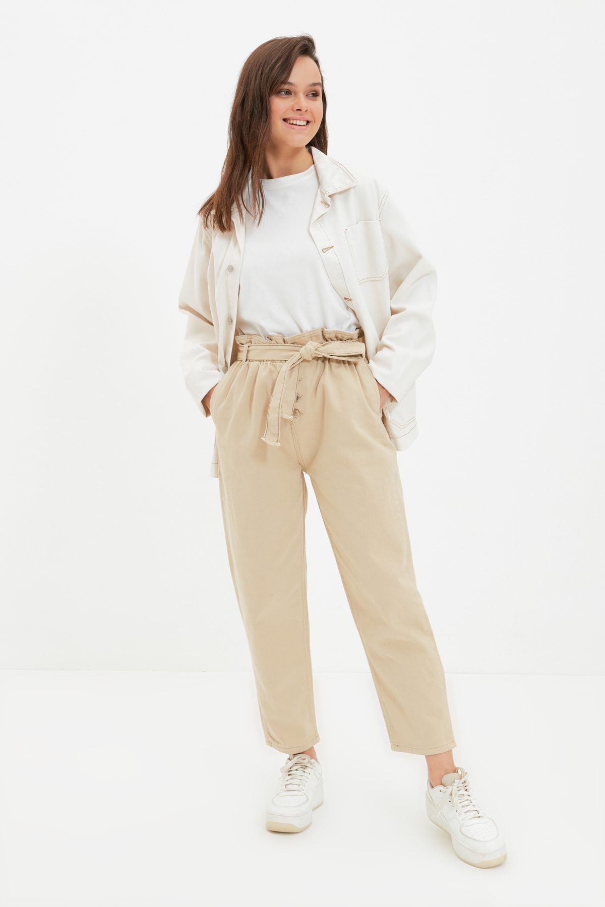 Trendyol Modest Krem Yüksel Bel Mom Fit Beli Lastikli Kemerli Jeans TCTAW22JE1054