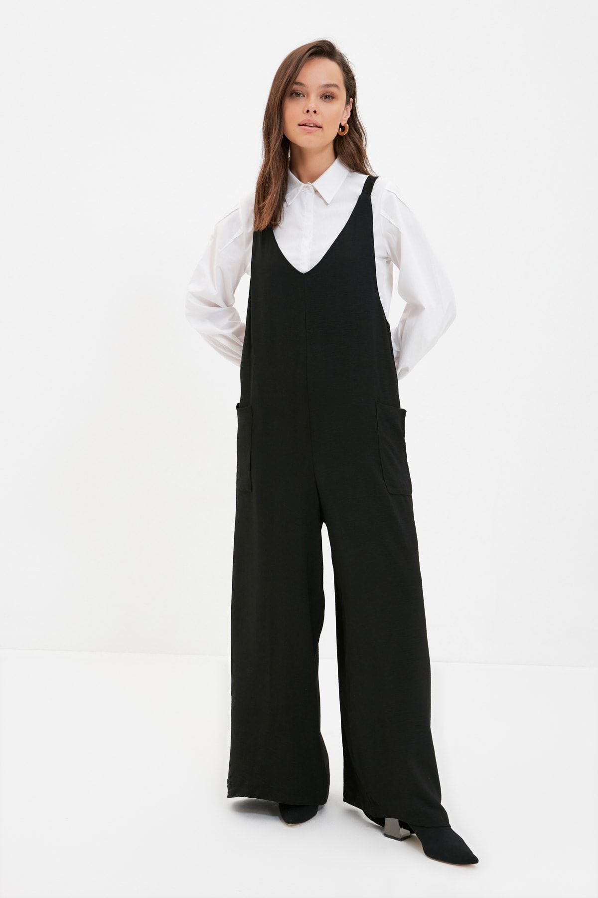 Trendyol Modest Siyah V Yaka Askılı Tulum TCTAW22TL0007