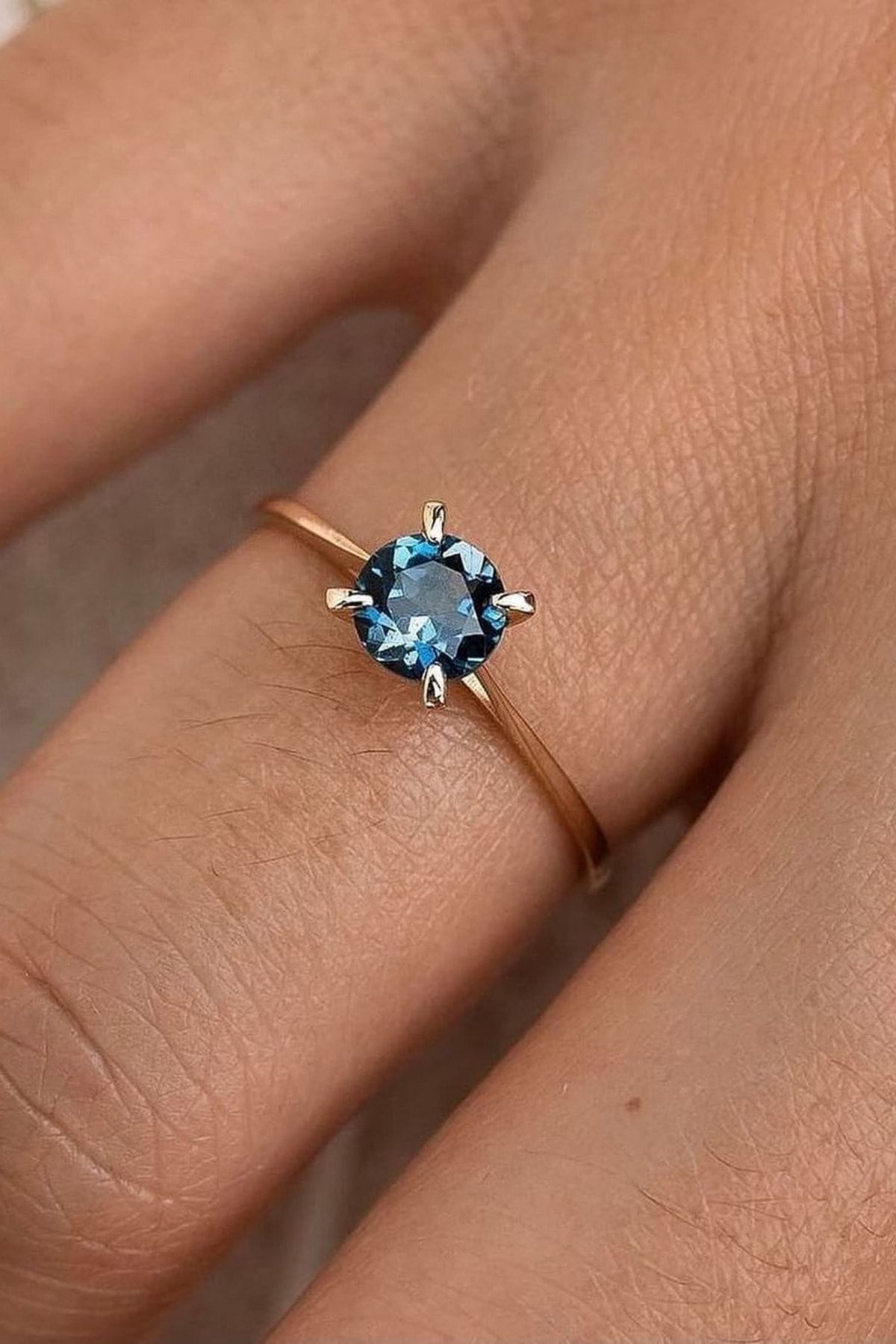 Crystal Diamond Zirconia Işıklı Kutuda Safir Laboratuvar Pırlantası 0.50 Karat Tektaş Yüzük