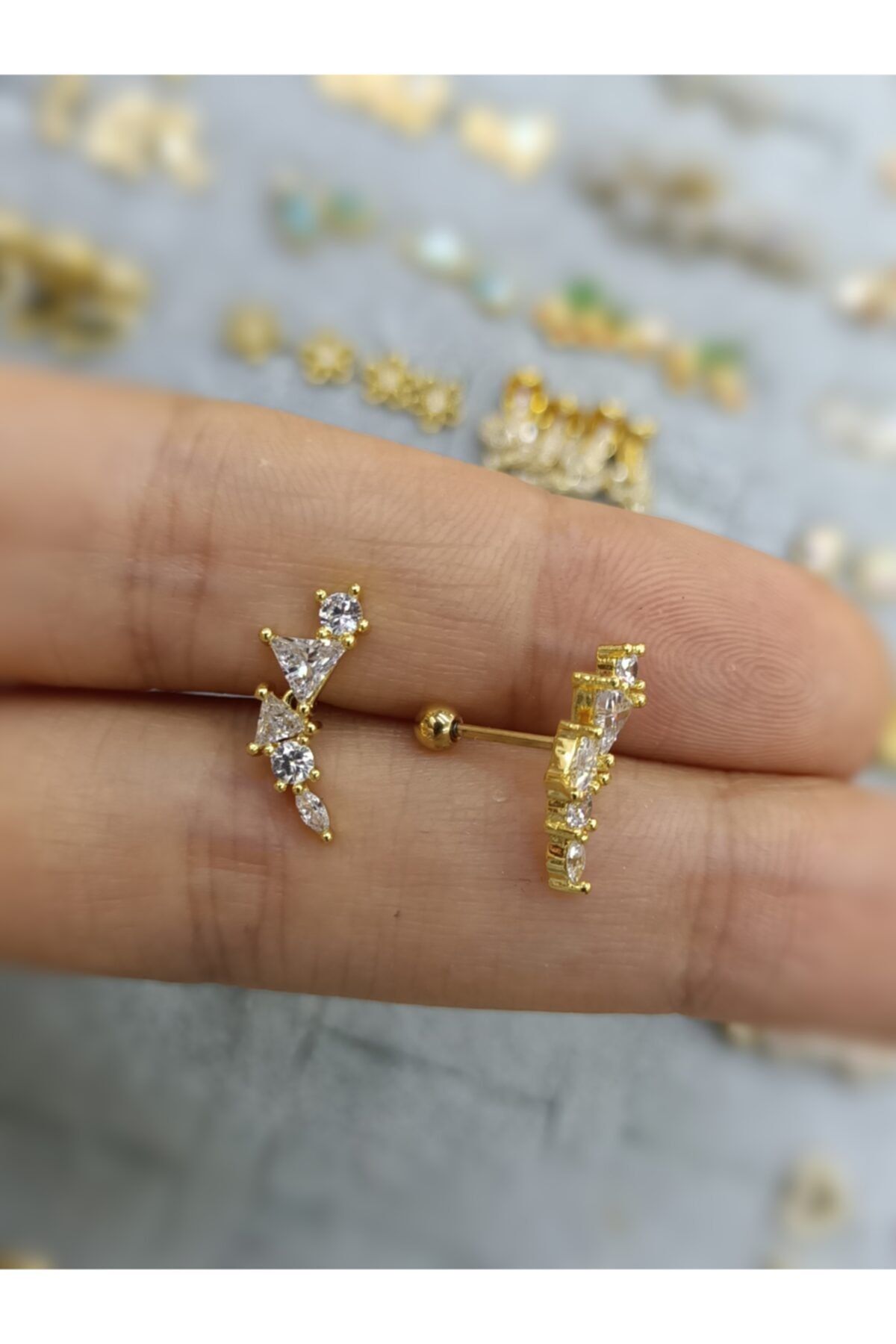 Arescollection Cerrahi Çelik Gold Renk Zirkon Taşlı Kıkırdak Piercingi