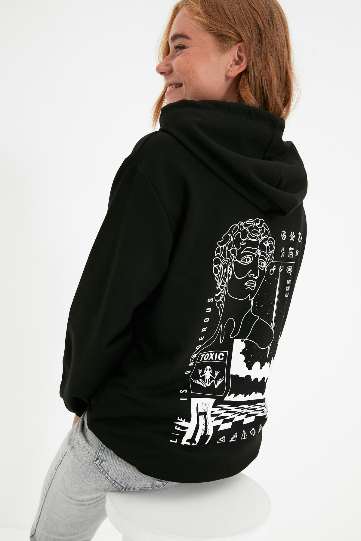 TRENDYOLMİLLA Siyah Baskılı Oversize Kapüşonlu Örme İnce Sweatshirt TWOAW22SW1112