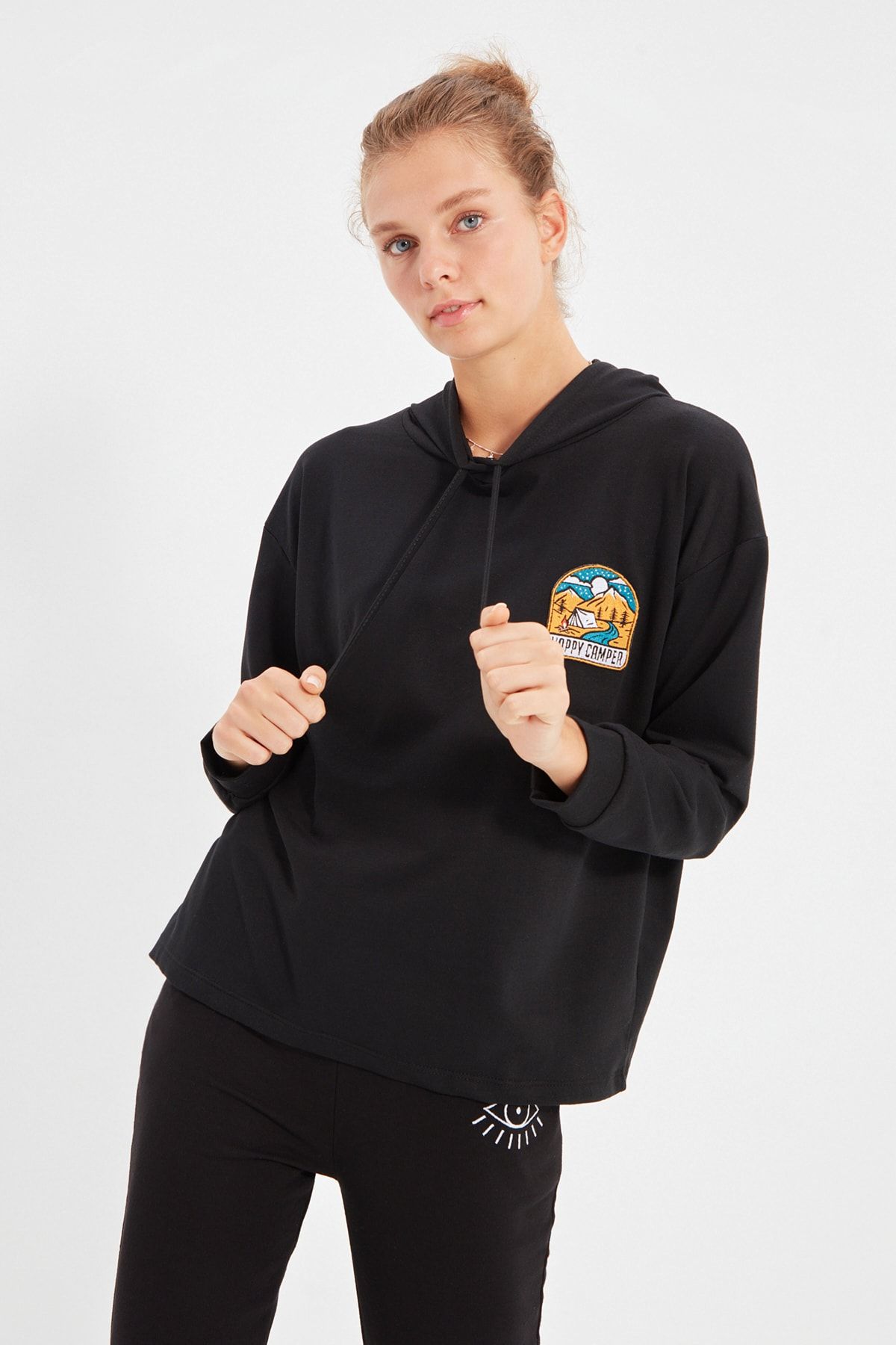 TRENDYOLMİLLA Siyah Loose Kalıp Patch Detaylı Örme İnce Sweatshirt TWOAW22SW0869