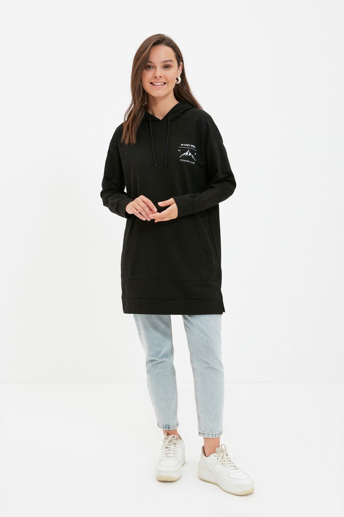Trendyol Modest Siyah Kapüşonlu Baskılı Örme Sweatshirt TCTAW22TW0189