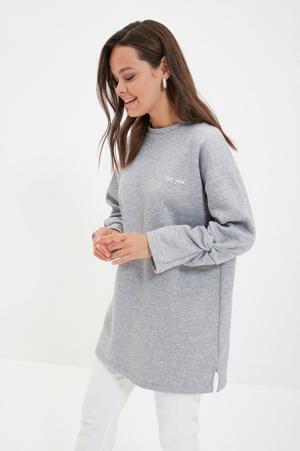 Trendyol Modest Gri Bisiklet Yaka Baskılı Kol Detaylı İçi Tüylü Örme Sweatshirt TCTAW22TW0091