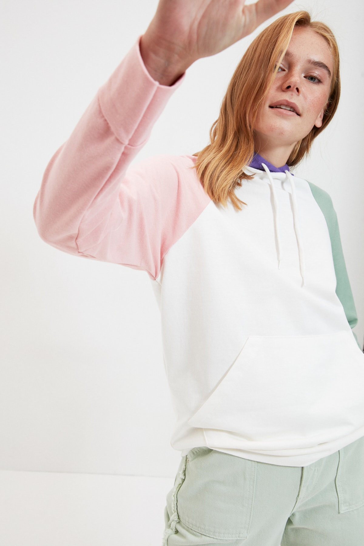 TRENDYOLMİLLA Ekru Renk Bloklu Kanguru Cepli Örme İnce Sweatshirt TWOAW21SW1506