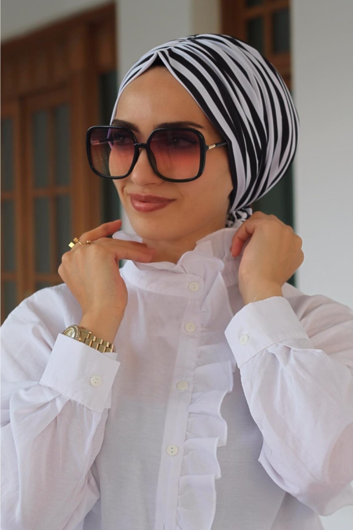 Zehra Hazır Havuz Tesettür Giyim Siyah Beyaz Çizgili Tokalı Bone - Özel Tasarım- Yeni Model Tesettür Giyim