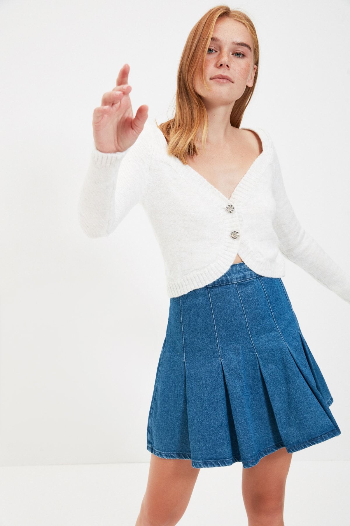 TRENDYOLMİLLA Ekru Crop Sırt Detaylı Triko Hırka TWOAW22HI0391