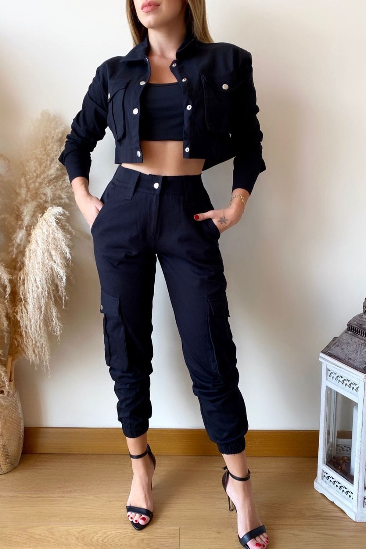 lovebox Gabardin Kumaş Siyah Kısa Ceket Ve Lastik Paça Pantolon Takım 034