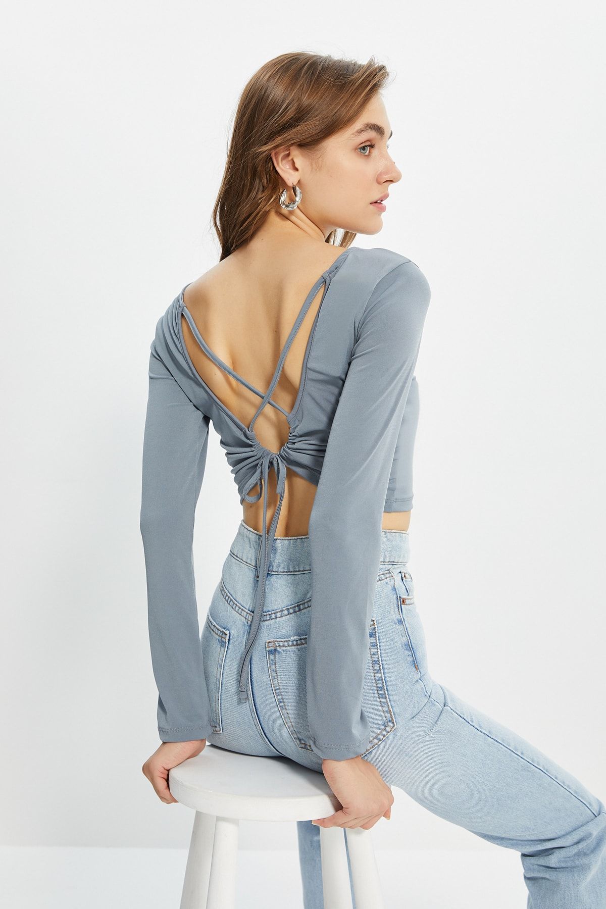 TRENDYOLMİLLA Antrasit Cut Out Detaylı Crop Örme Bluz TWOAW22BZ0281