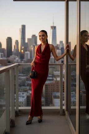 Kırmızı Kadife Sırt Dekolteli Davet Elbisesi Image 0