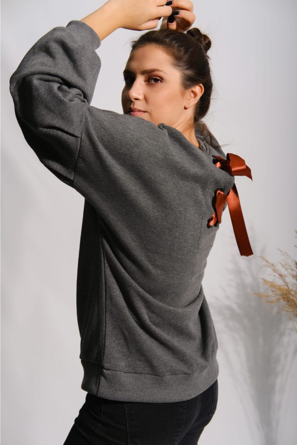 Masorte Sırt Kurdeleli Bisiklet Yaka Oversize Focus Nakışlı Füme Sweatshirt