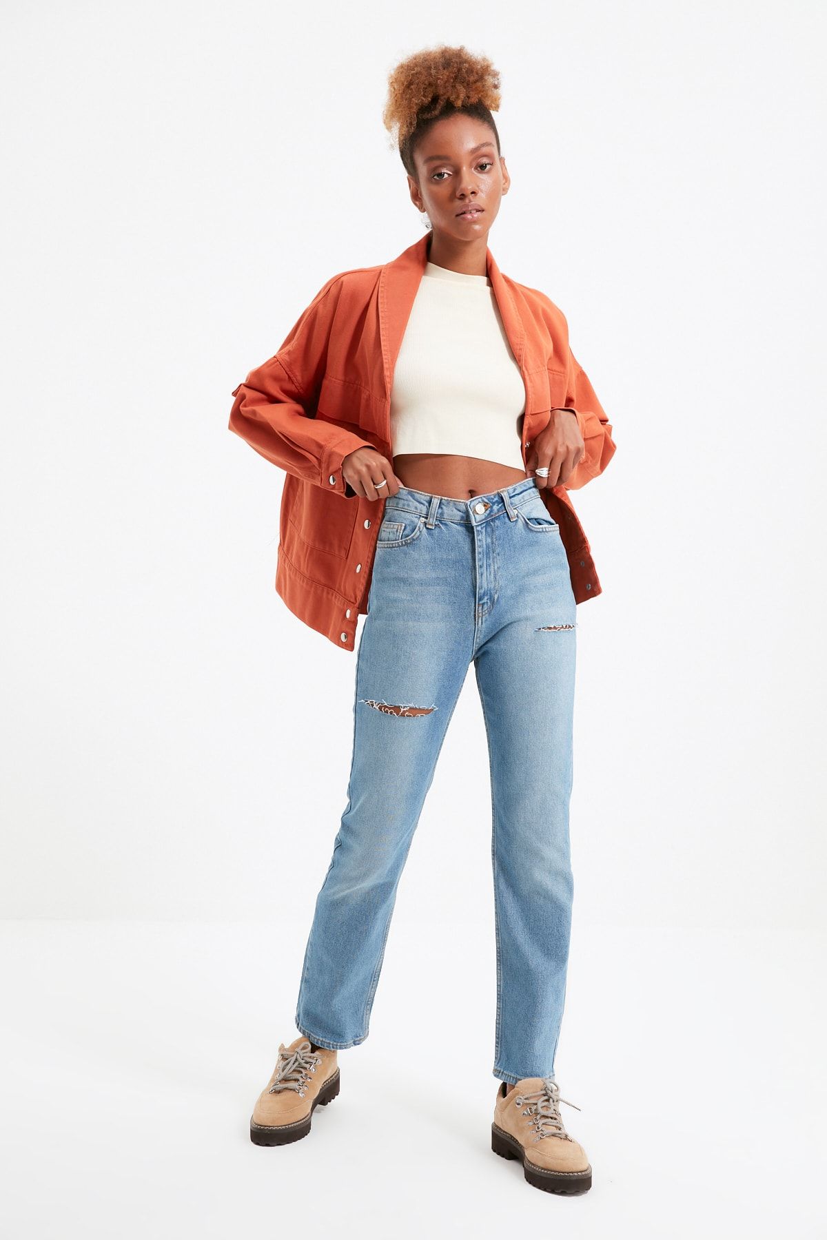 TRENDYOLMİLLA Mavi Yırtık Detaylı Yüksek Bel Bootcut Jeans TWOAW22JE0697