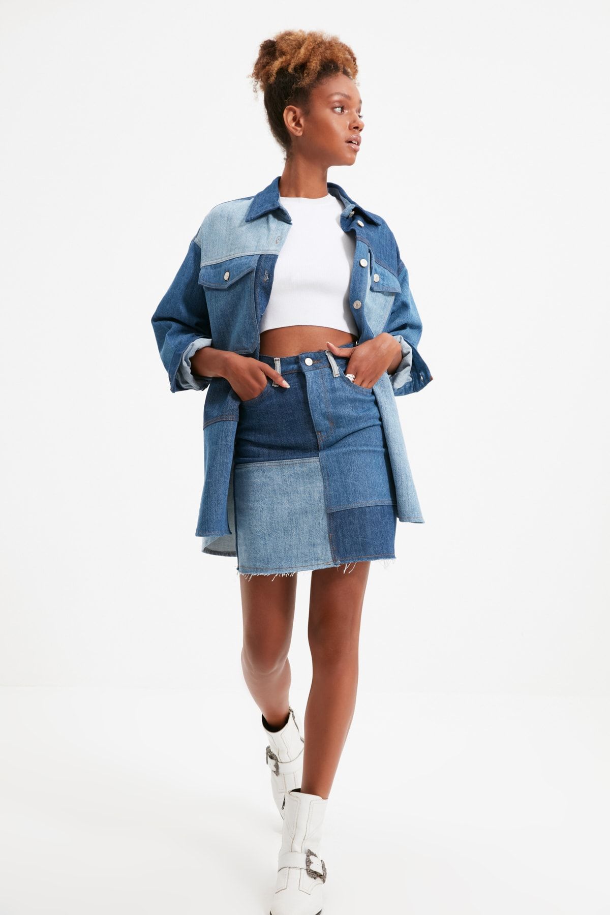 TRENDYOLMİLLA Mavi Renk Bloklu Mini Denim Etek TWOAW22ET0073