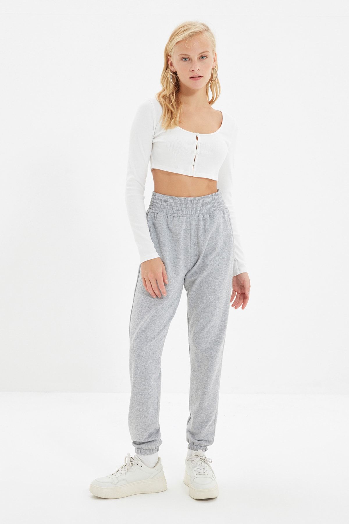 TRENDYOLMİLLA Gri Basic Jogger Örme İnce Eşofman Altı TWOAW22EA0419