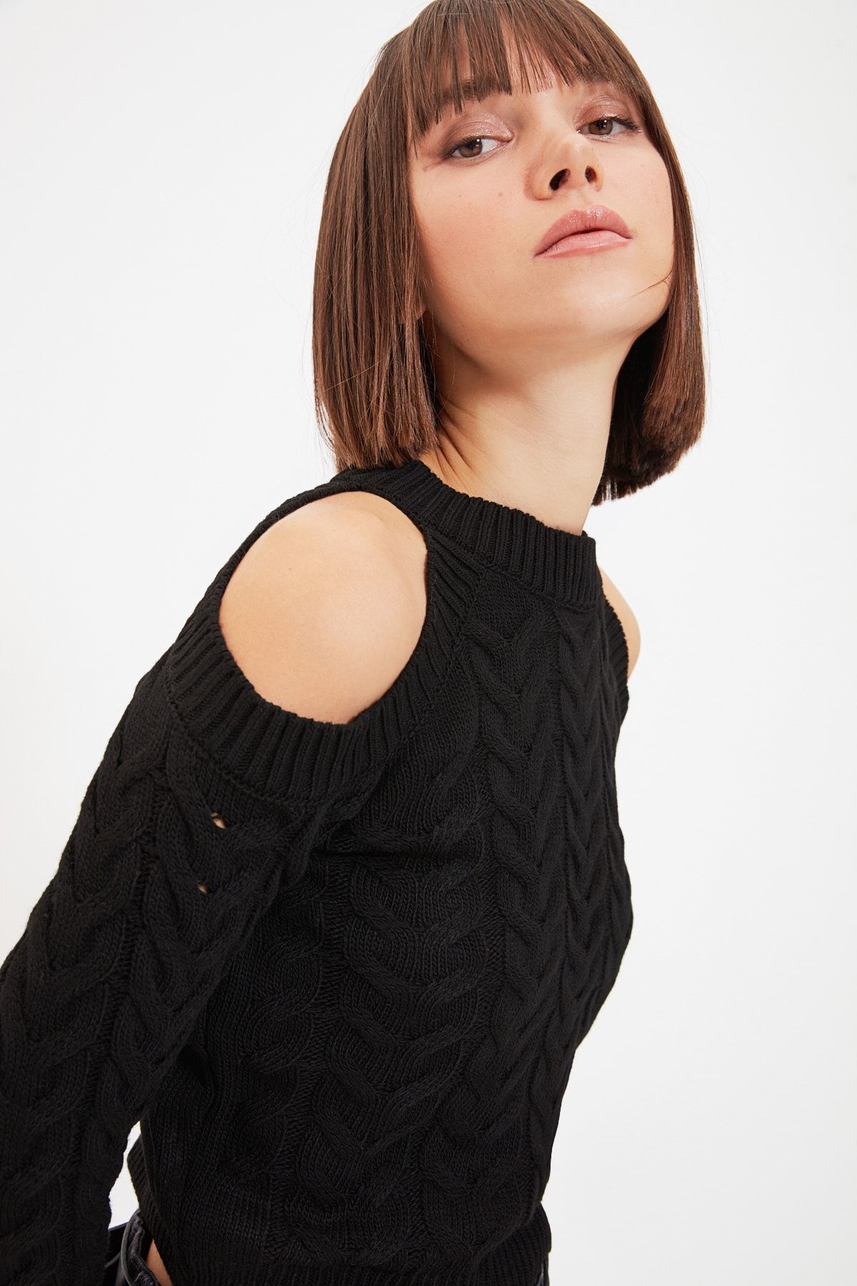 TRENDYOLMİLLA Siyah Cut Out Detaylı Triko Kazak TWOAW22KZ0995