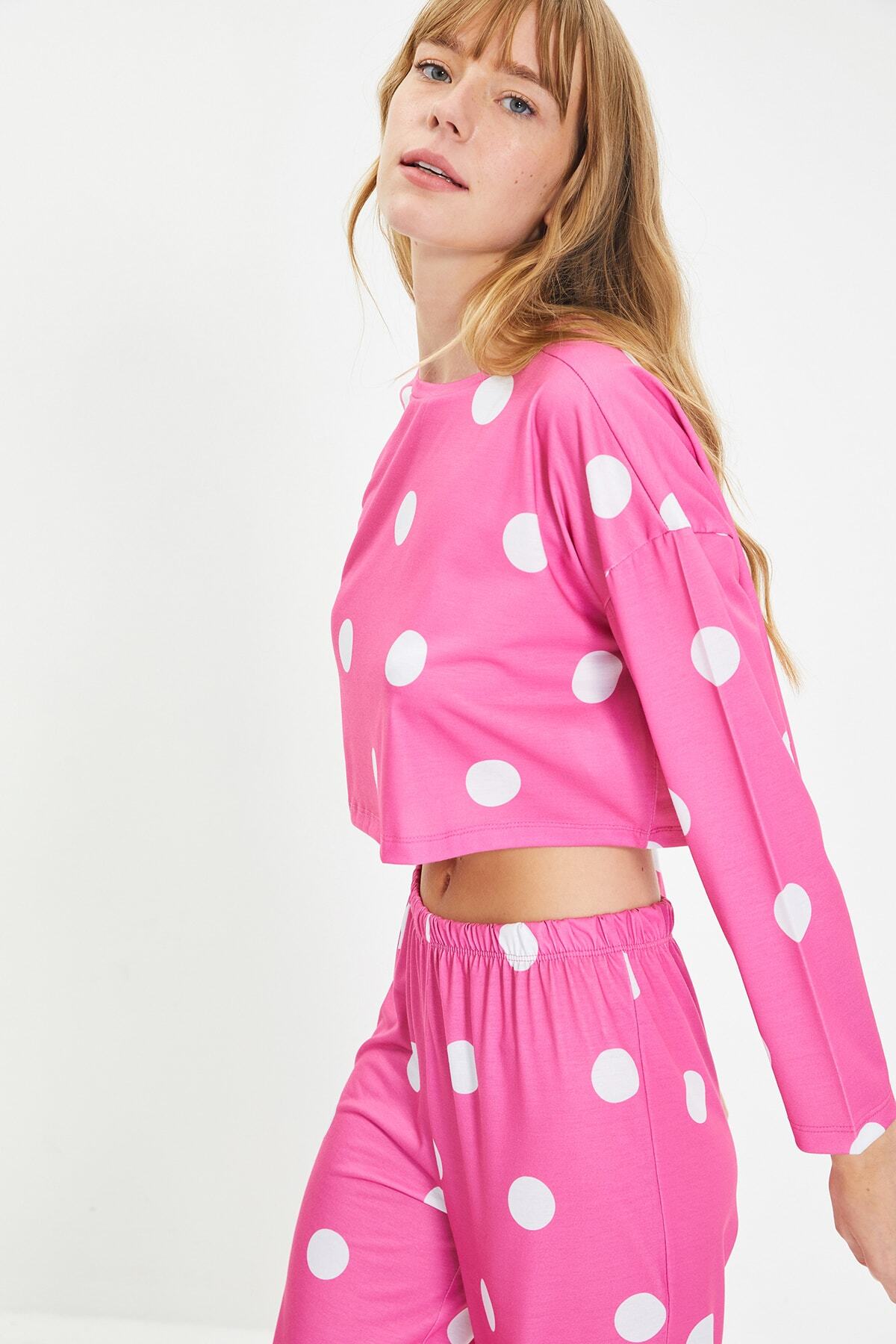 TRENDYOLMİLLA Pembe Puantiyeli Örme Pijama Takımı THMAW22PT0616