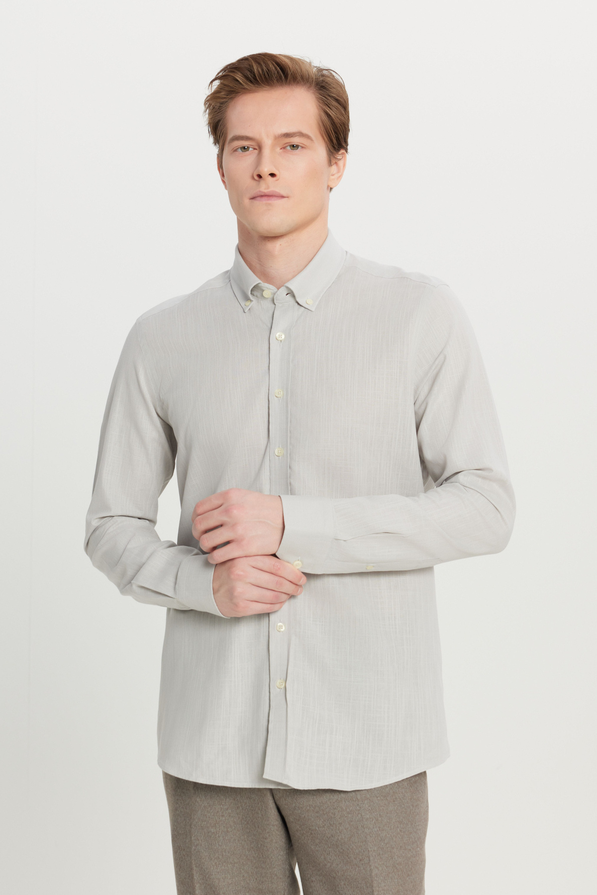 پیراهن یقه دکمه‌دار کتانی خاکستری مردانه 100% پنبه‌ای و پارچه‌ای قابل تنفس