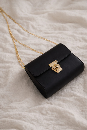 Kadın Siyah Zincir Askılı Mini Omuz & Çapraz Çanta – Gold Kilit Detaylı Şık Tasarım Image 1