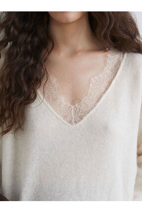 LCW Vision V Yaka Dantel Detaylı Oversize Kadın Triko Kazak Image 5