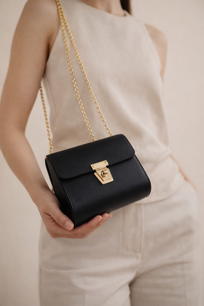 Kadın Siyah Zincir Askılı Mini Omuz & Çapraz Çanta – Gold Kilit Detaylı Şık Tasarım Image 0