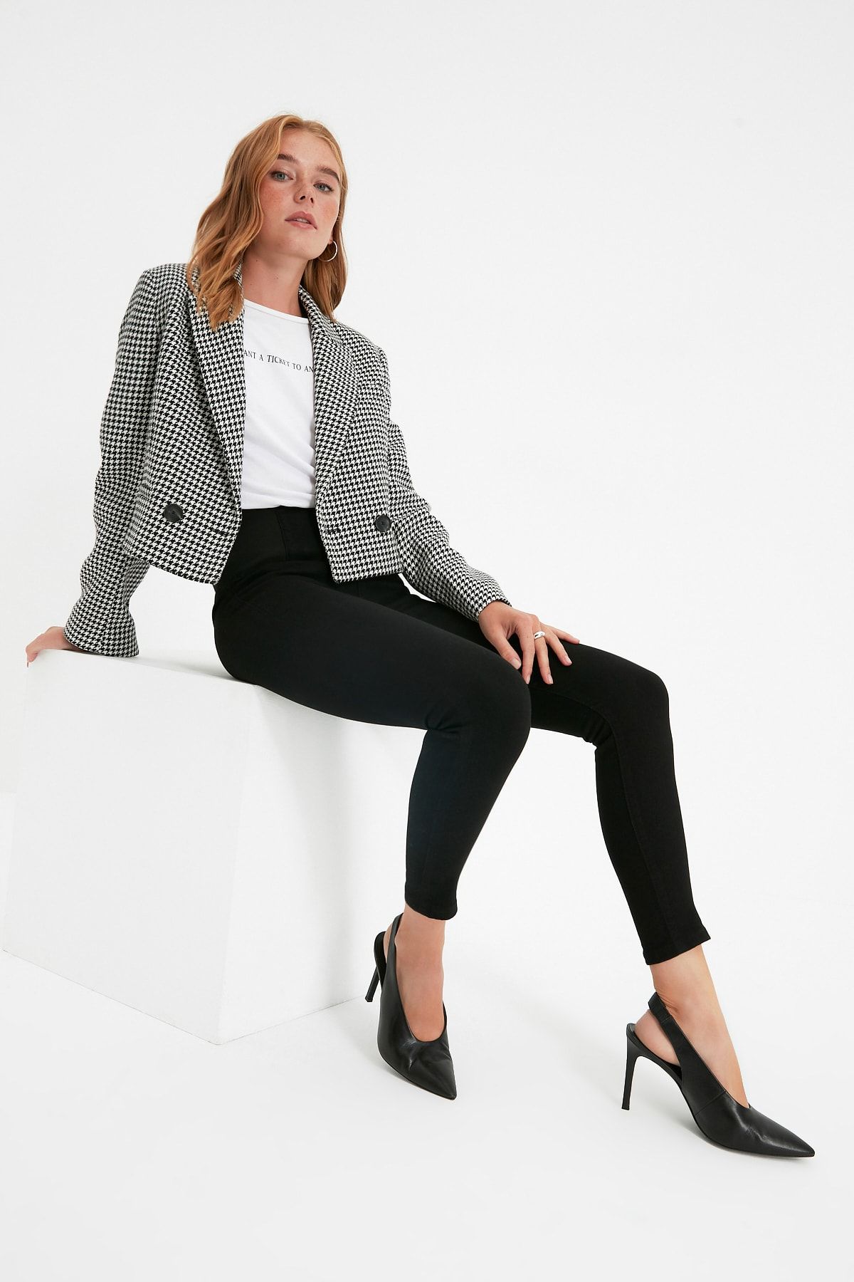 TRENDYOLMİLLA Siyah Yüksek Bel Jegging Jeans TWOAW22JE0940