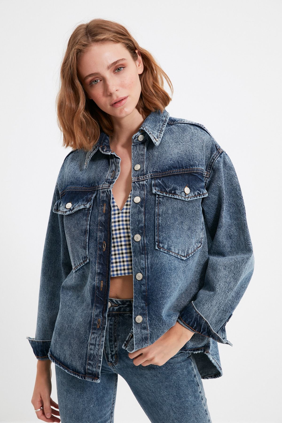 TRENDYOLMİLLA Mavi Oversize Cep Detaylı Denim Gömlek Ceket TWOAW22CE0347