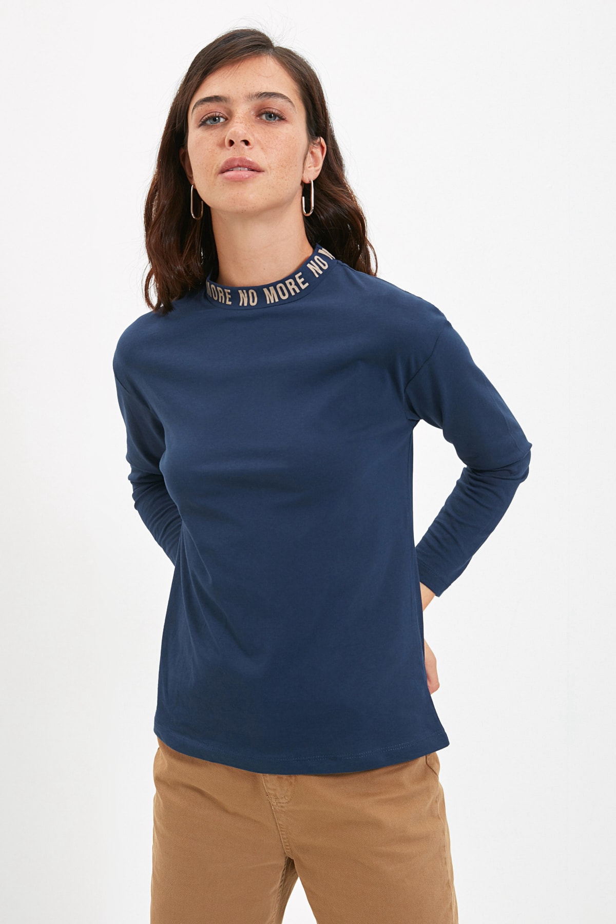 TRENDYOLMİLLA Lacivert Yakası Baskılı Örme T-Shirt TWOAW20TS0230