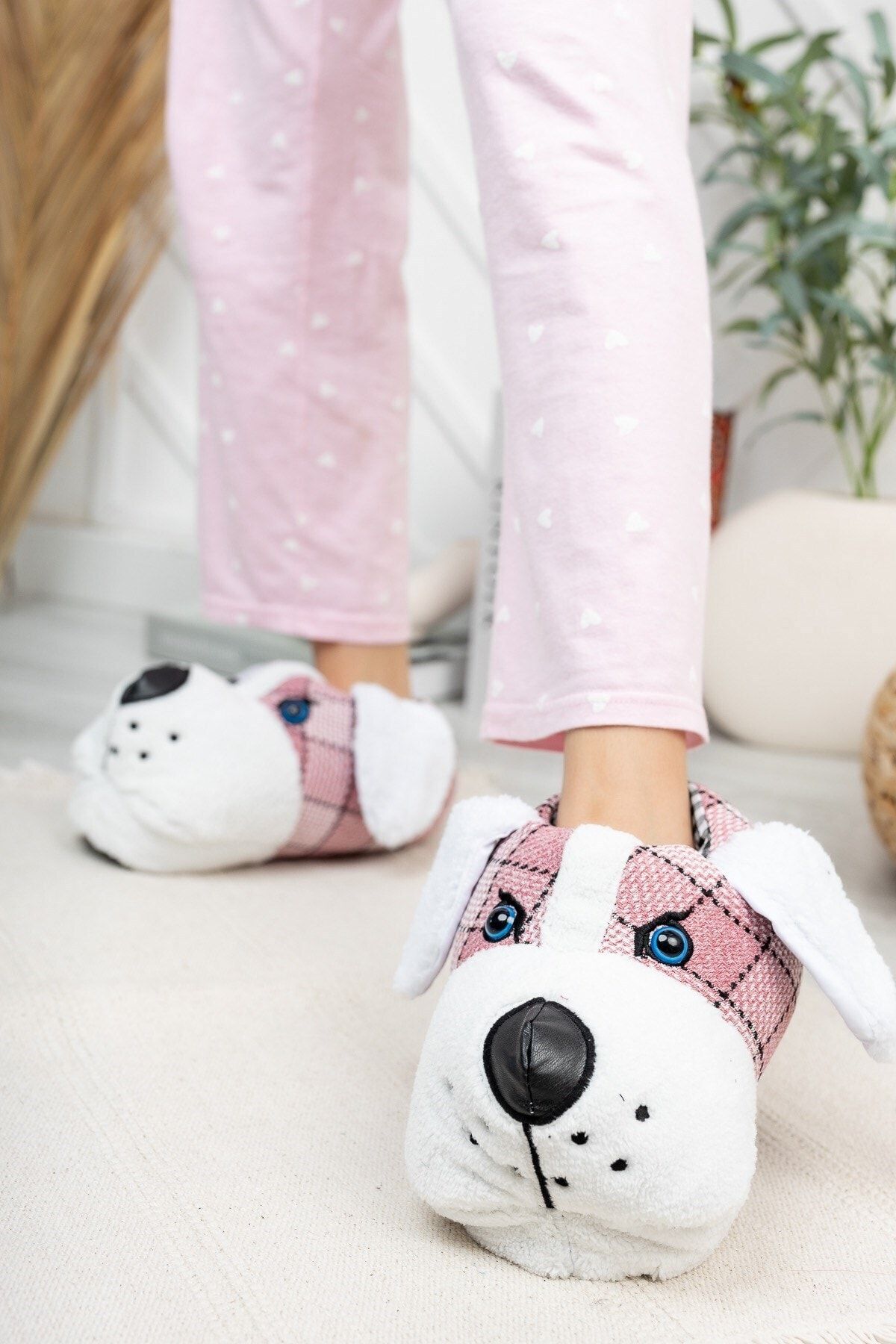 Bak Store Beyaz Pembe Ekose Kışlık Köpek Figürlü Kadın Panduf