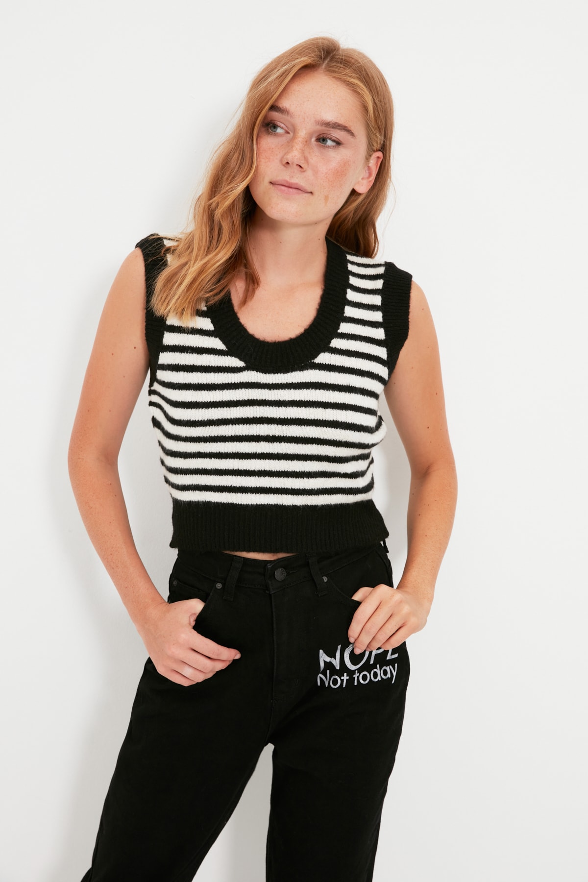 TRENDYOLMİLLA Siyah Çizgili Triko Süveter TWOAW22BZ0036