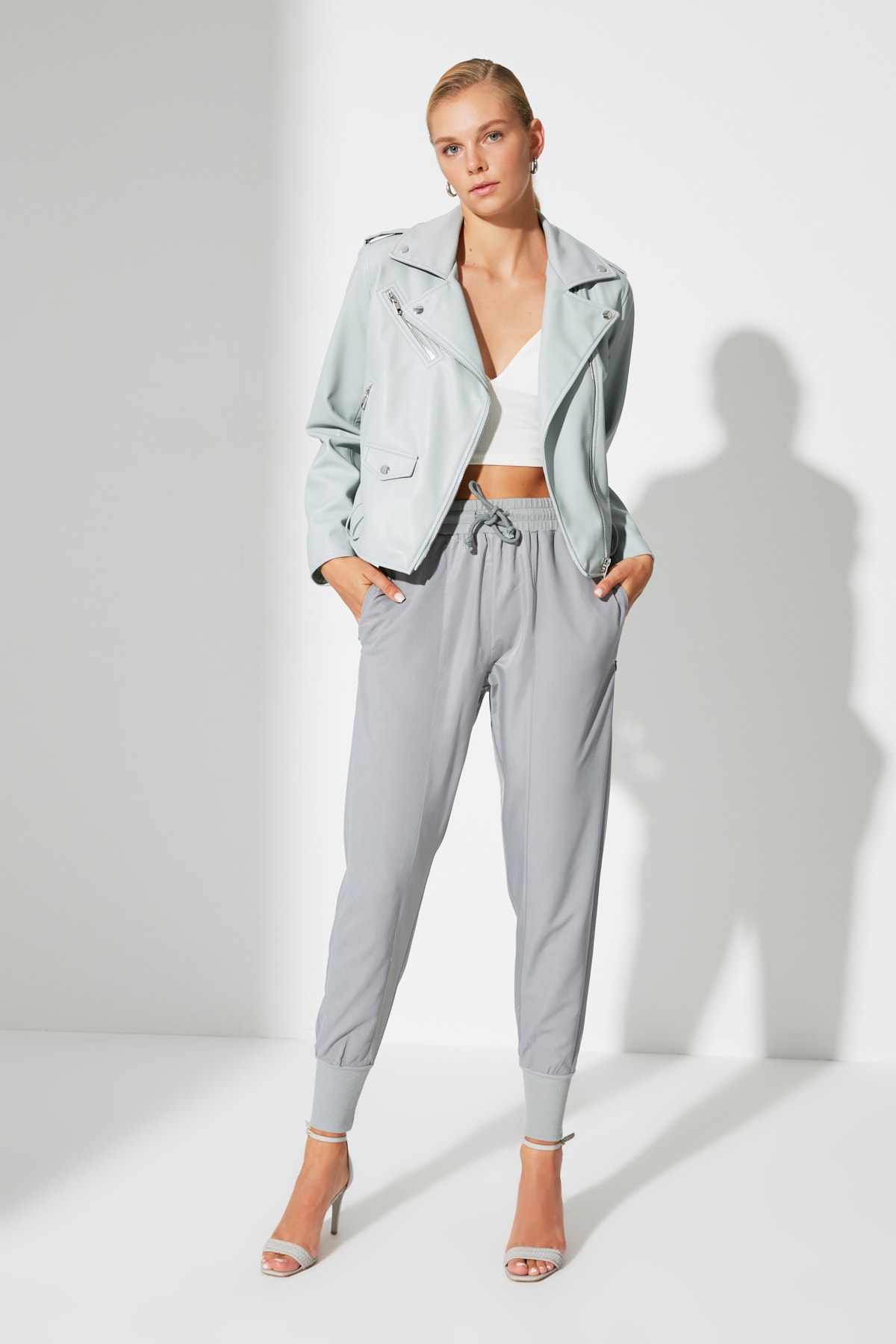 TRENDYOLMİLLA Gri Jogger Örme Eşofman Altı TWOAW22EA0073