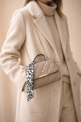 Kum Kapitone Kadın Omuz Çantası – Zincir Askılı Şallı Mini El ve Çapraz Çanta Image 0