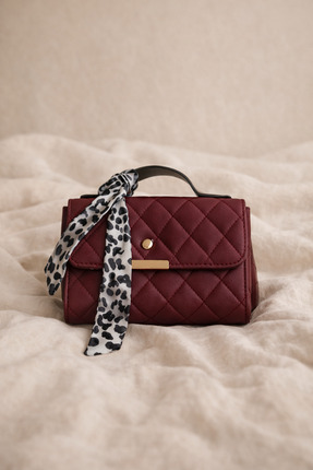 Bordo Kapitone Kadın Omuz Çantası – Zincir Askılı Şallı Mini El ve Çapraz Çanta Image 1