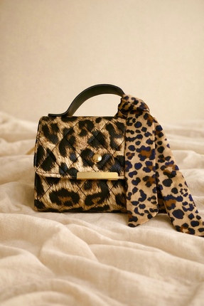 Leopar Desenli Kapitone Zincir Askılı Kadın Omuz Çantası – Şallı Şık El ve Omuz Çantası Image 1