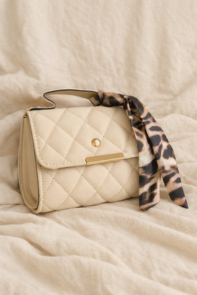 Krem Kapitone Kadın Omuz Çantası – Zincir Askılı Şallı Mini El ve Çapraz Çanta Image 1